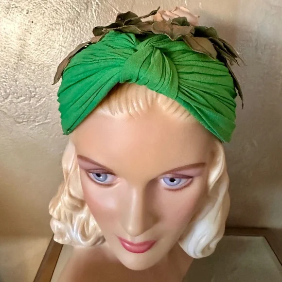LILLY DACHE VINTAGE STRUCTURED TURBAN IN GREEN SILK WITH FABRIC LEAVES AND ROSE Chapeau by Dache! I can main image 3